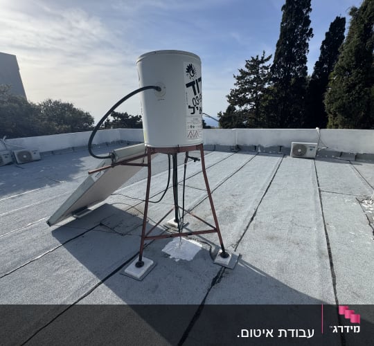גג עם מערכת איטום ודוד שמש